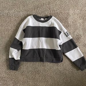 Cropped Levi’s Crewneck